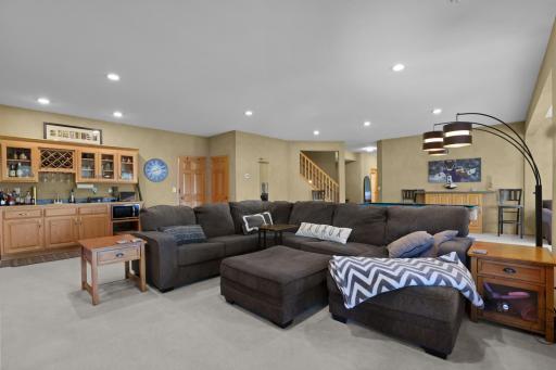 8156 9th Street Place N, Oakdale, MN 55128