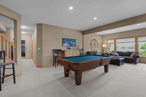 8156 9th Street Place N, Oakdale, MN 55128
