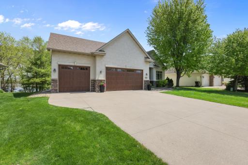 8156 9th Street Place N, Oakdale, MN 55128