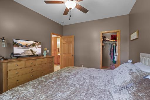 8156 9th Street Place N, Oakdale, MN 55128
