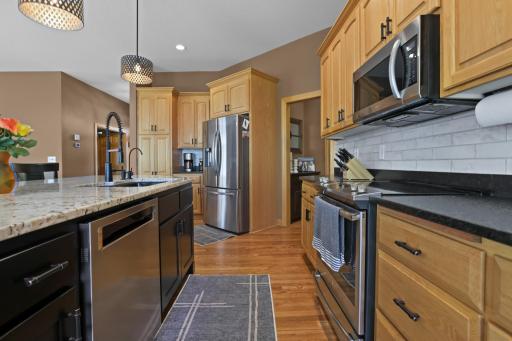 8156 9th Street Place N, Oakdale, MN 55128