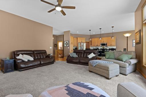 8156 9th Street Place N, Oakdale, MN 55128