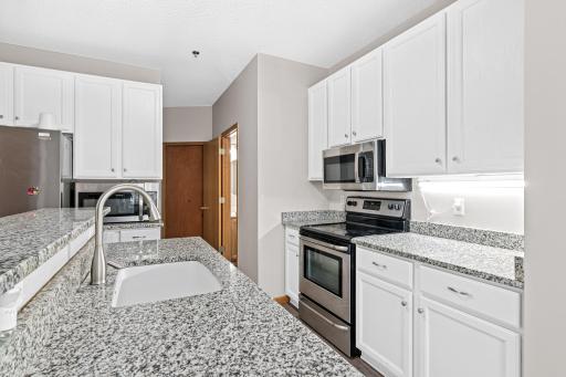 17980 Cobblestone Way, Eden Prairie, MN 55347