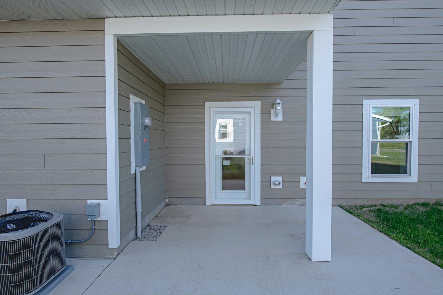 Side patio (2).jpg