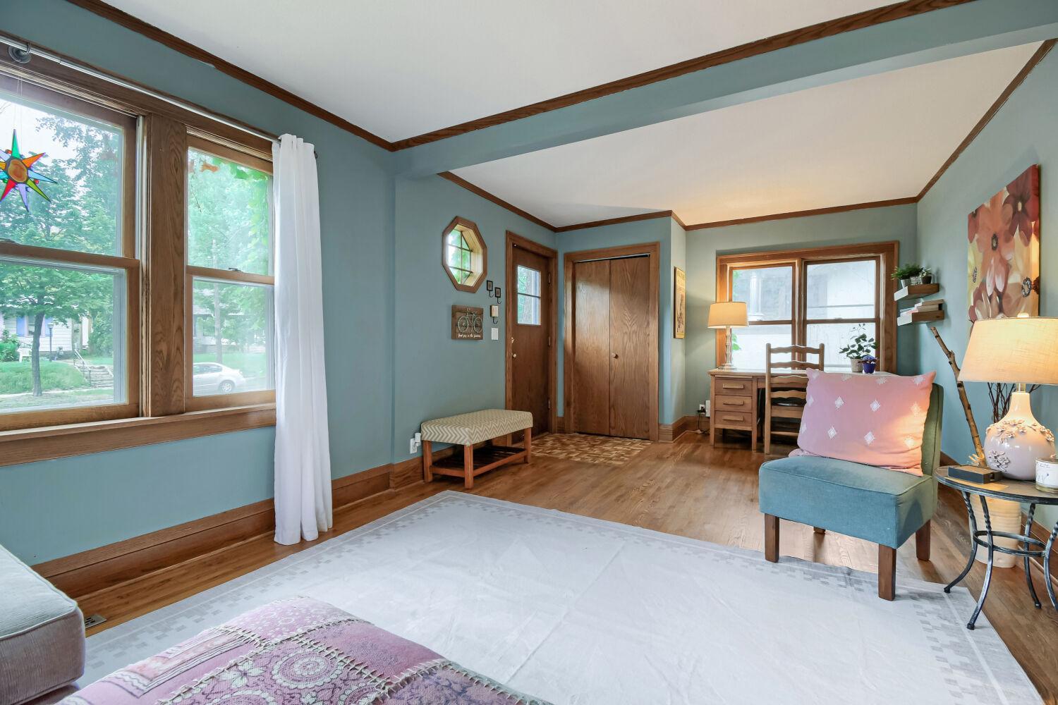 Open entryway with great nook for a desk
