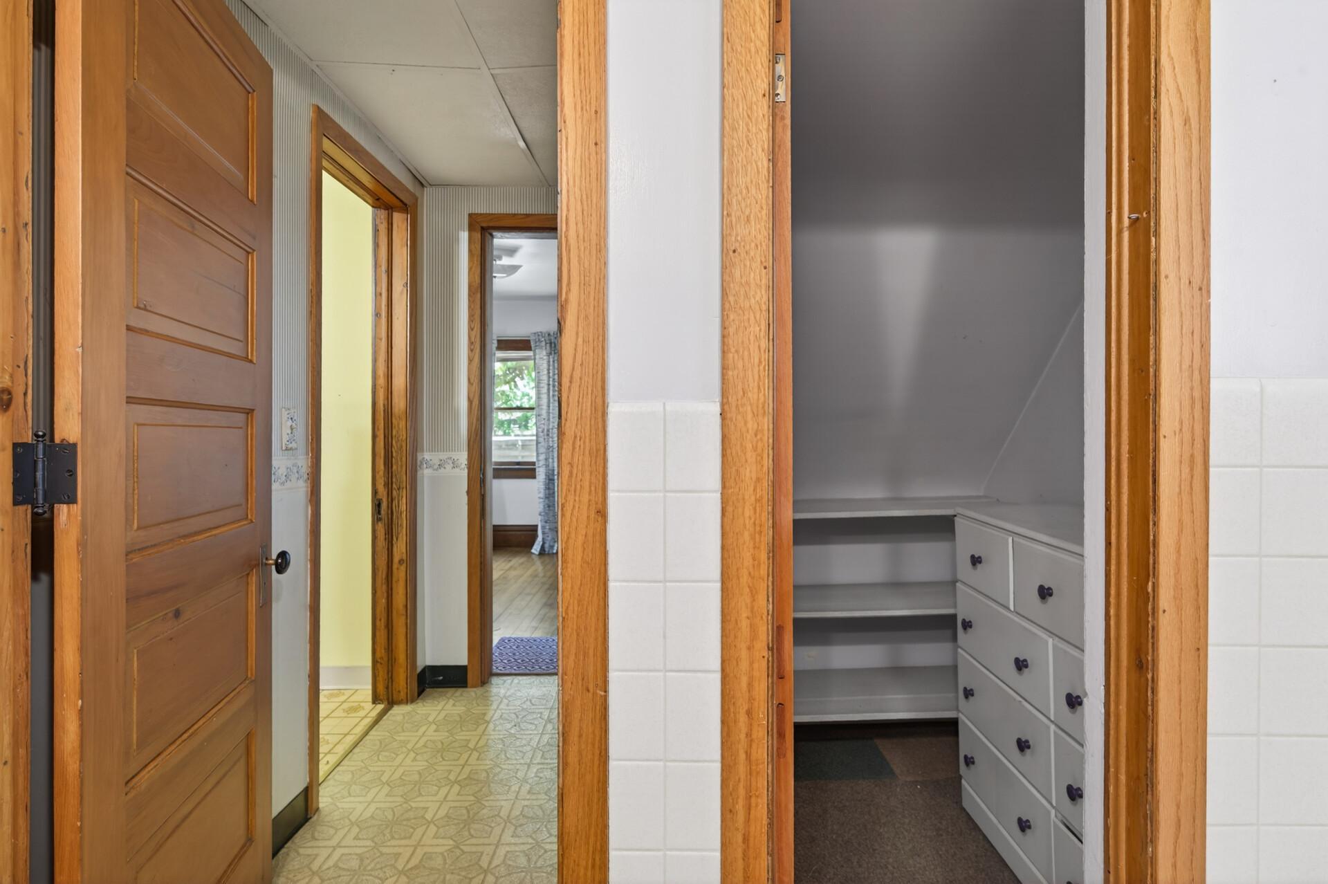 28_429_Minnehaha_Ave_E28_mls.jpg