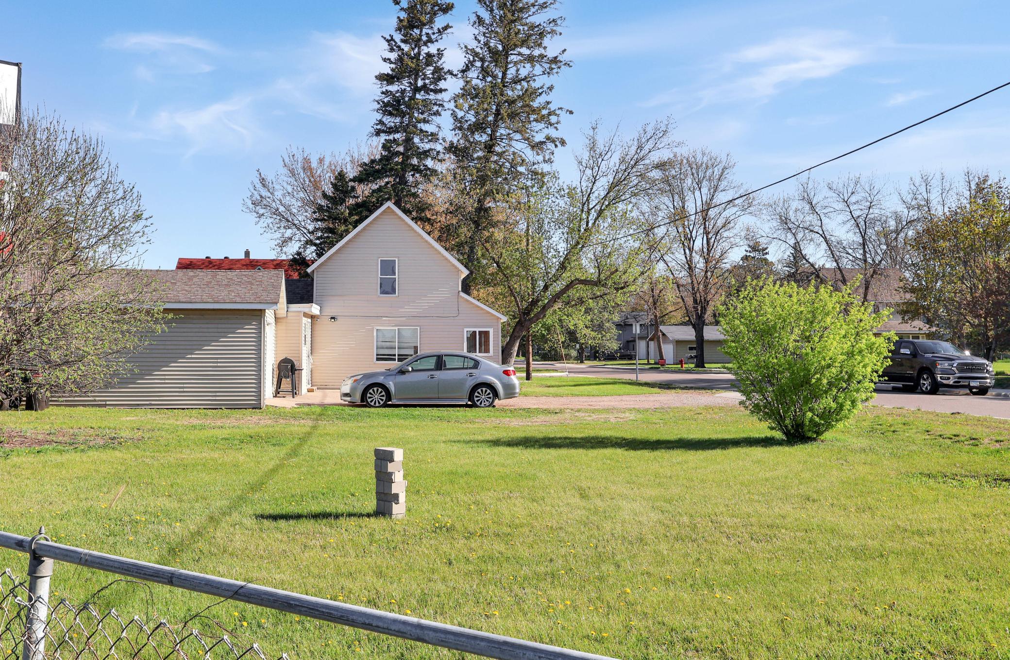 Large side yard.