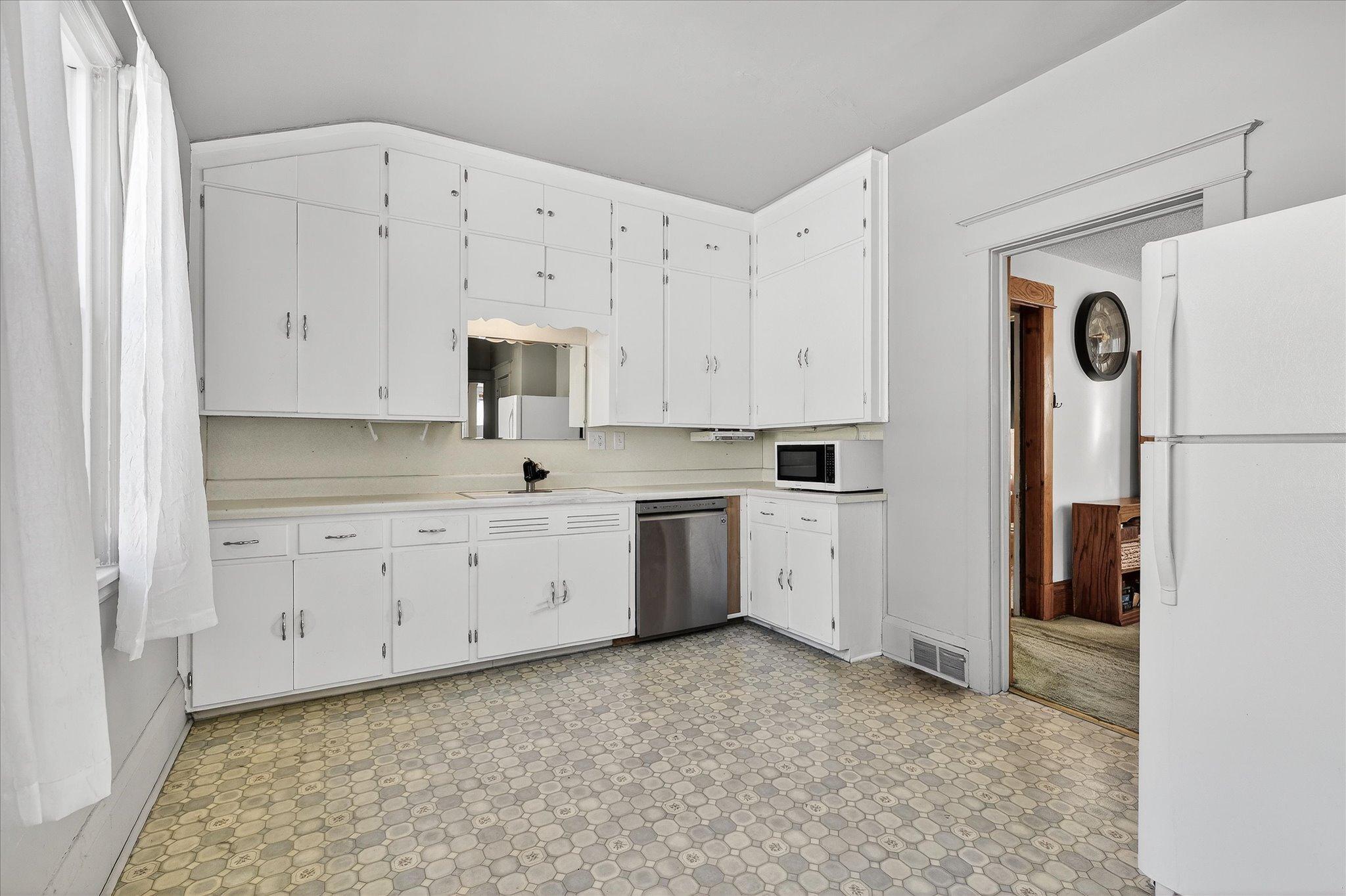 Big kitchen with lots of cupboard space.