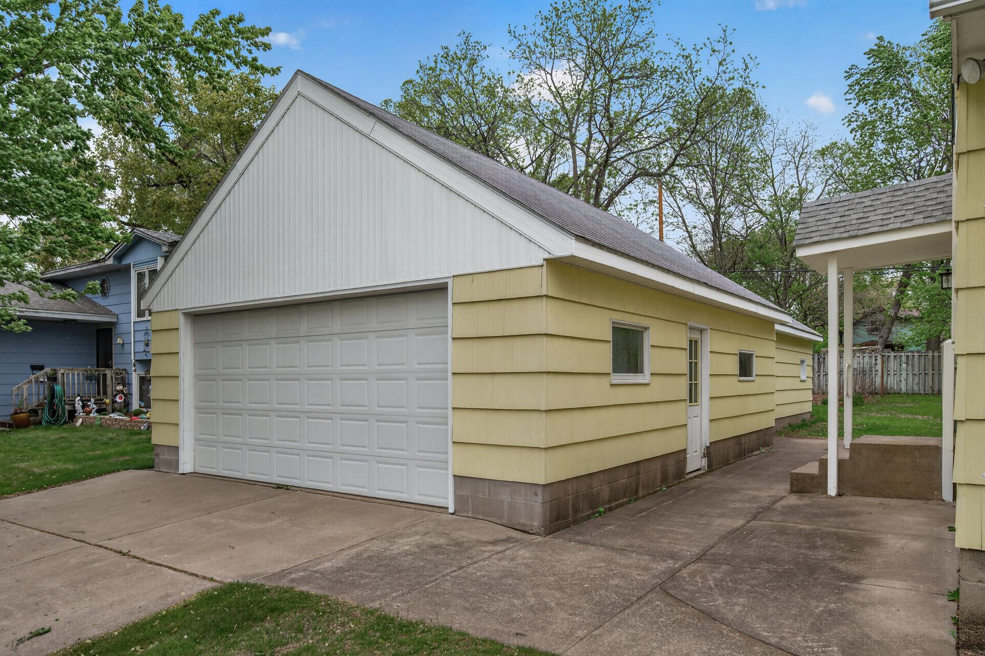 Are you looking for lots of garage space? Well here it is a tandem 4 car garage.