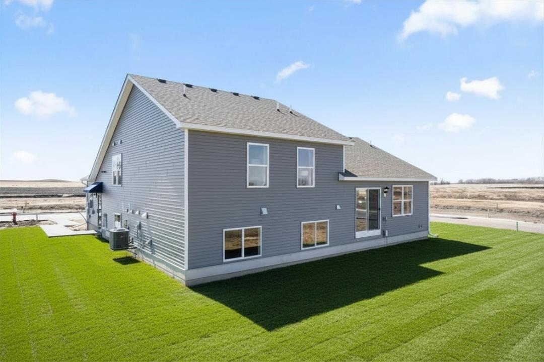 The Bryant II will have a Lookout Lower Level. Photo is of similar home. Colors and options may vary. Ask Sales Agent for details.