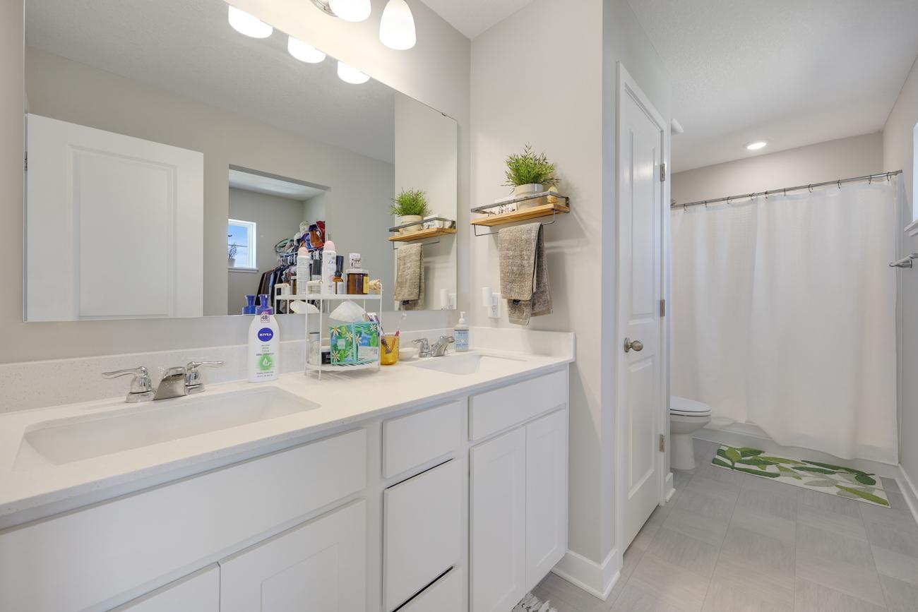 Primary bath with dual sinks