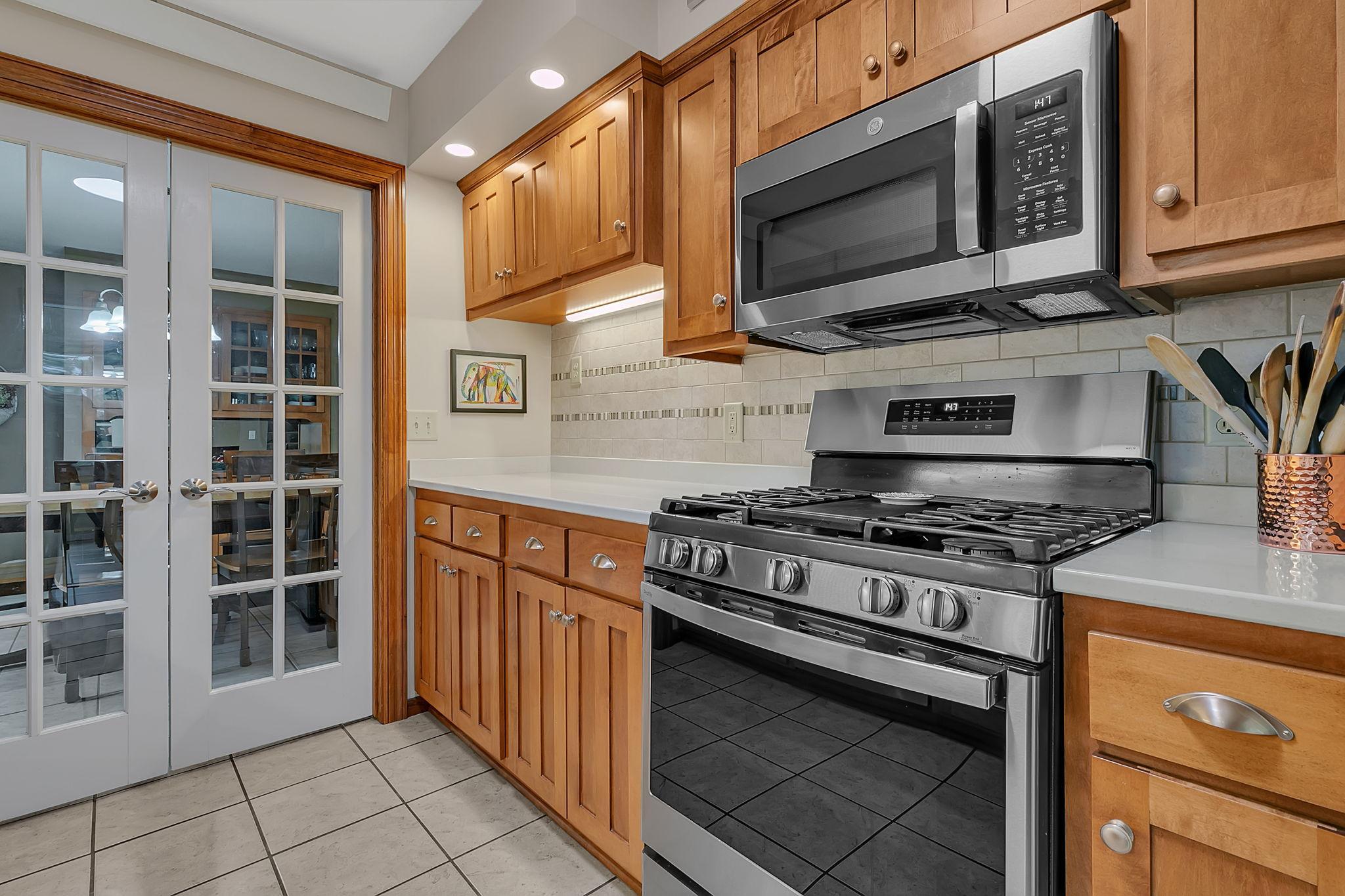 Stainless appliances & gas stove
