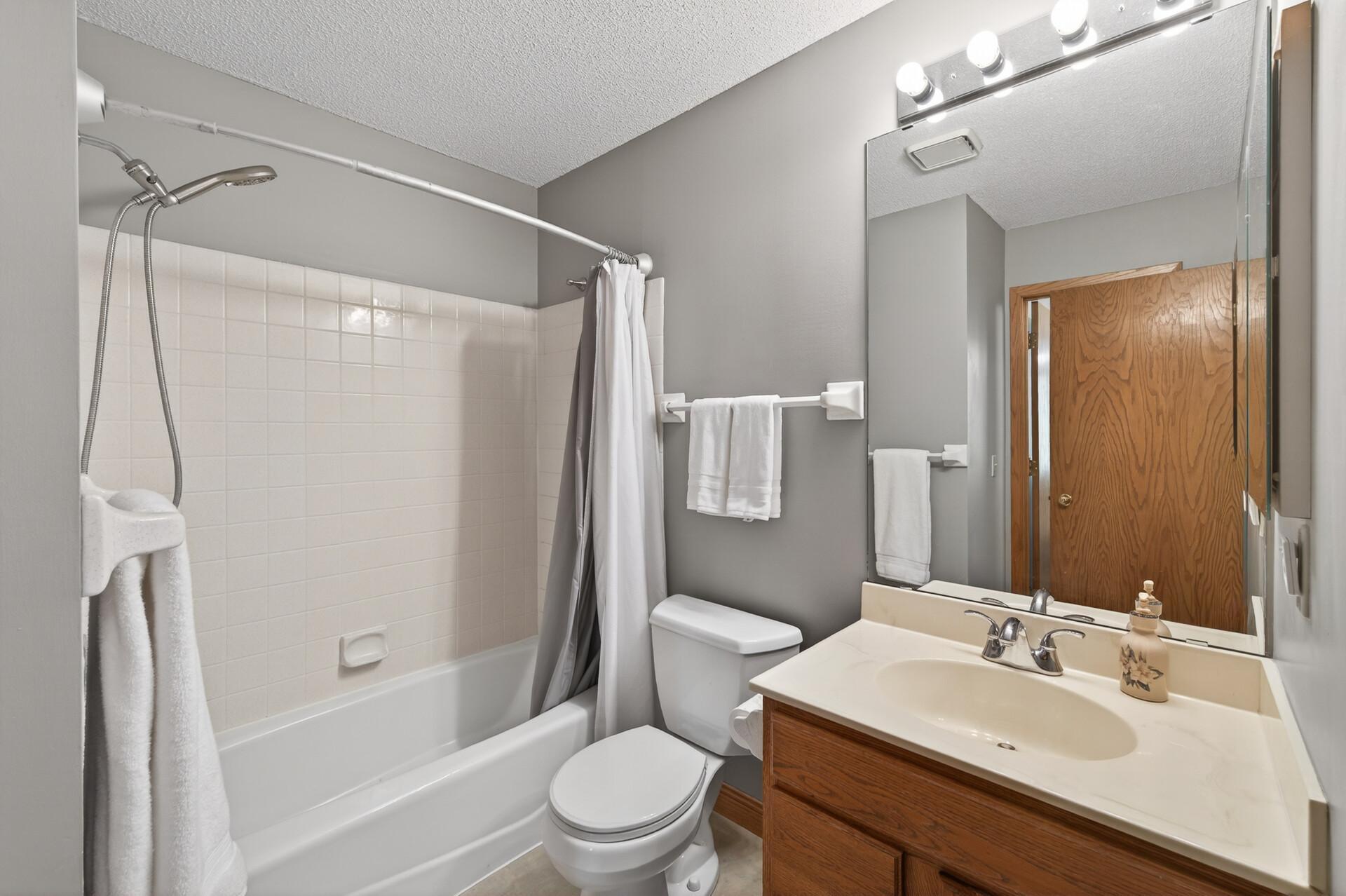 Upper level full bathroom.