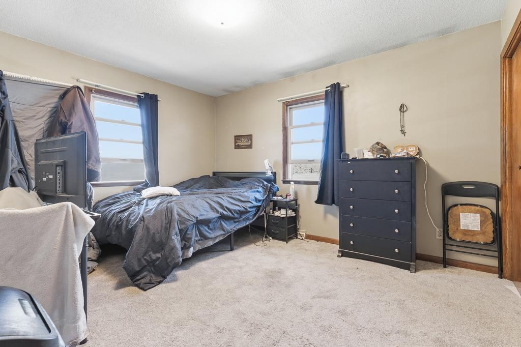 Large upper level primary bed