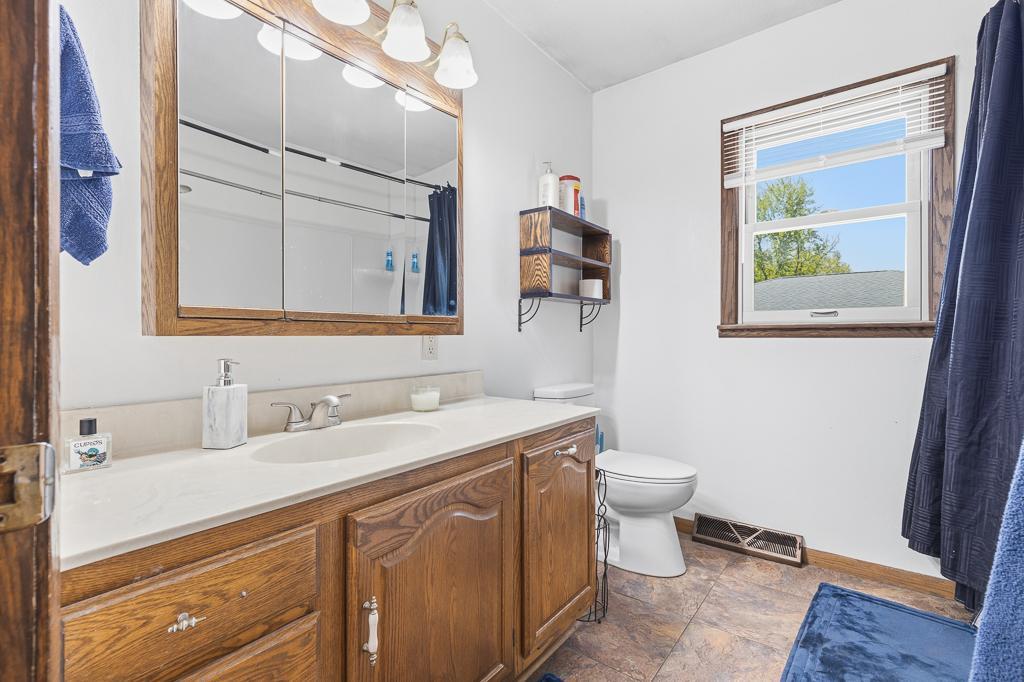 Upper level full bath