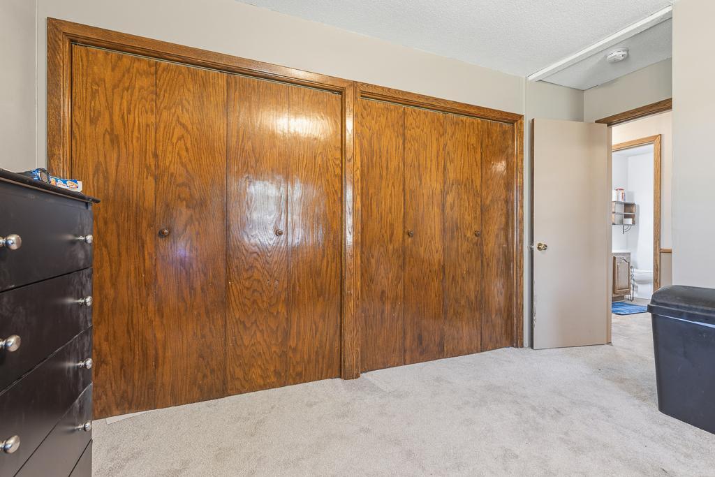 The upper level primary bed also features 2 large closests!
