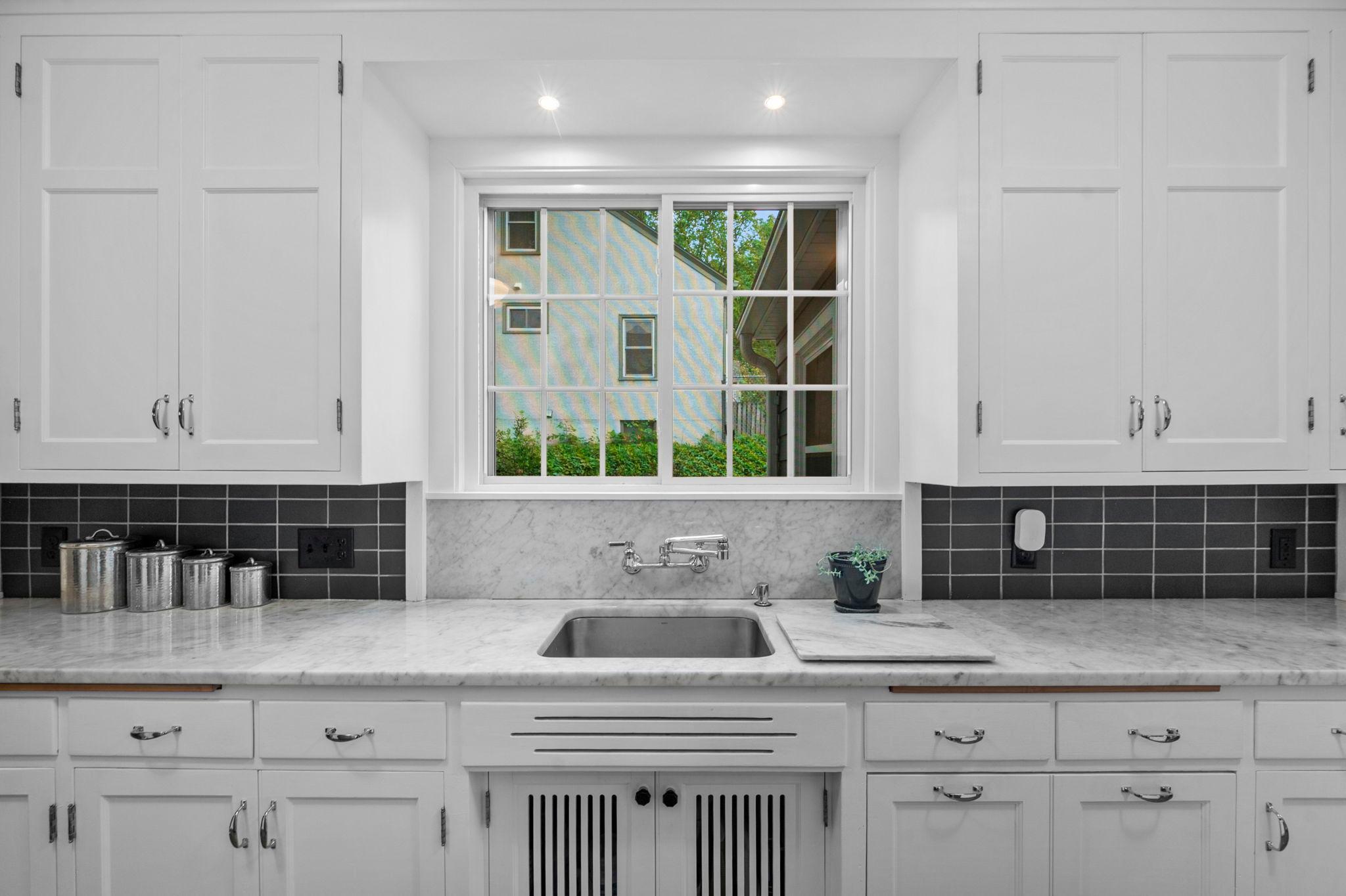 40-web-or-mls-200 Thomas Ave S-98.jpg