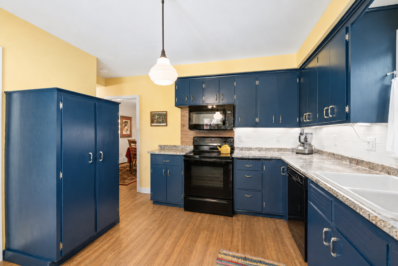 Chat Kitchen no island.png