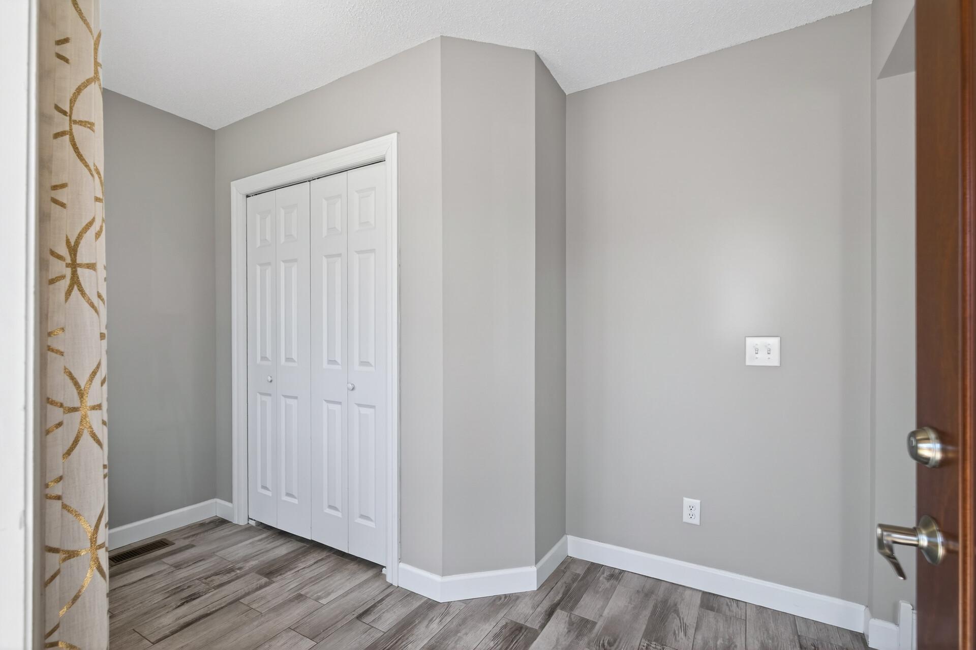 Spacious Entry Room