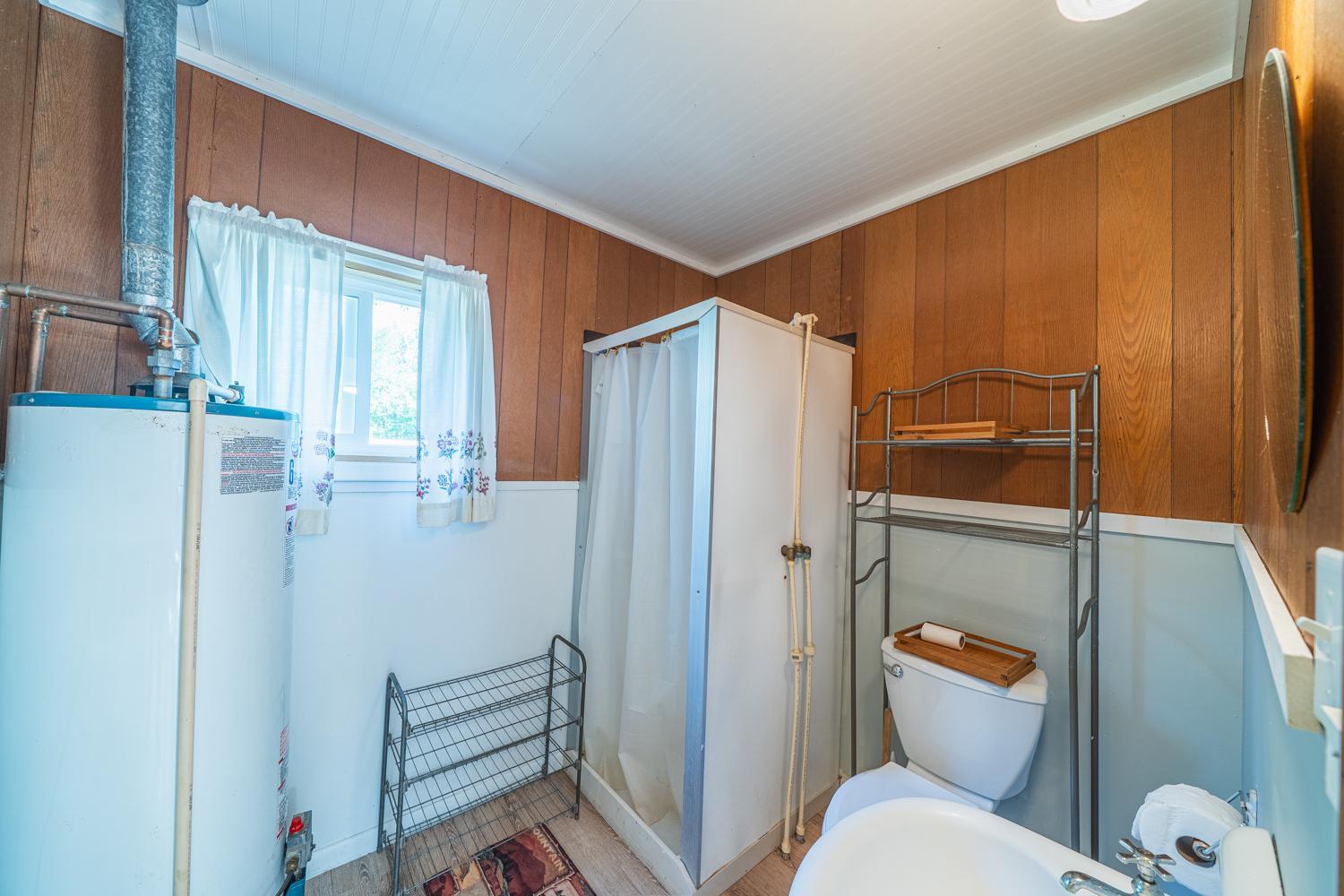 Cabin1 bath.jpg