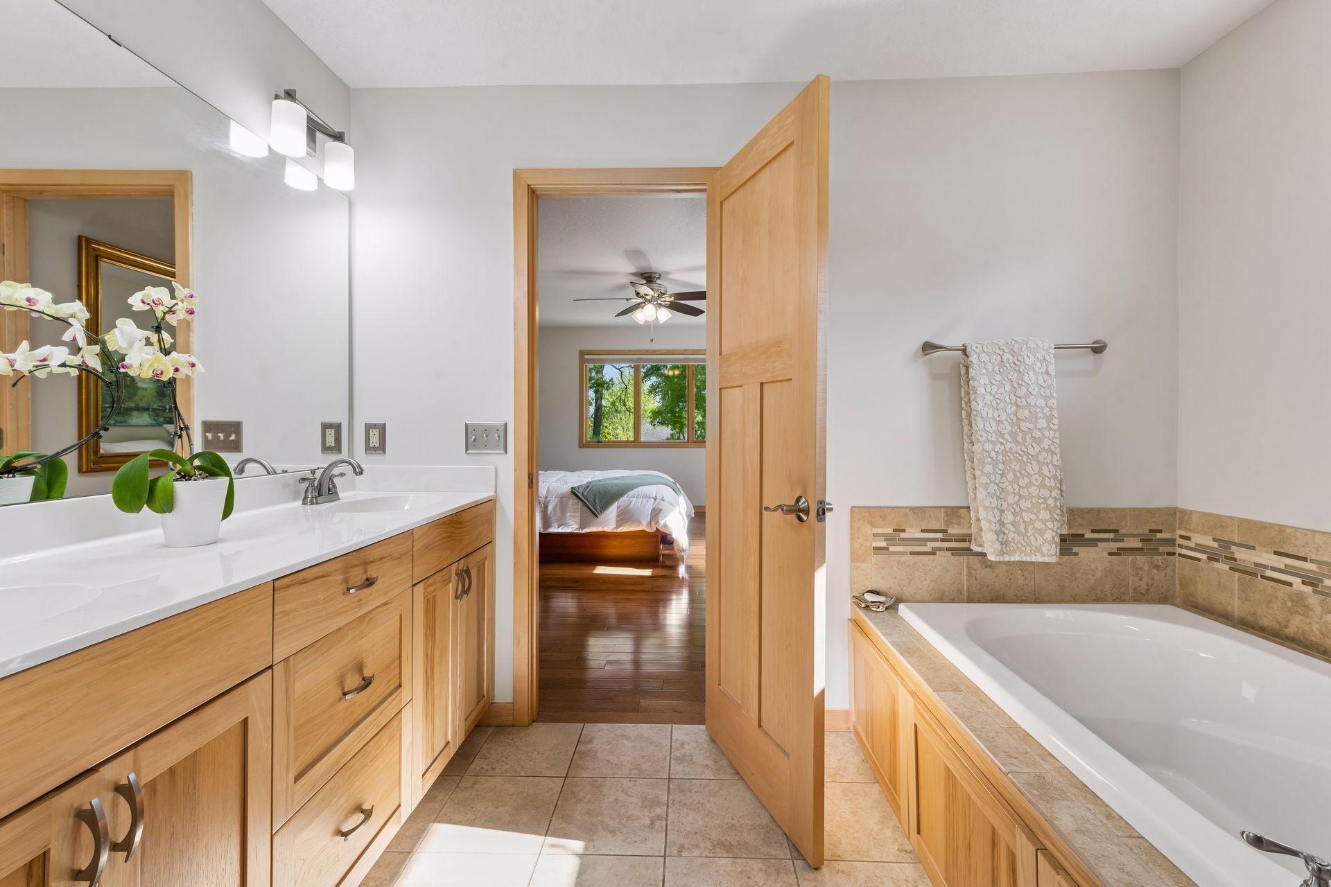 Large Soaking Tub!