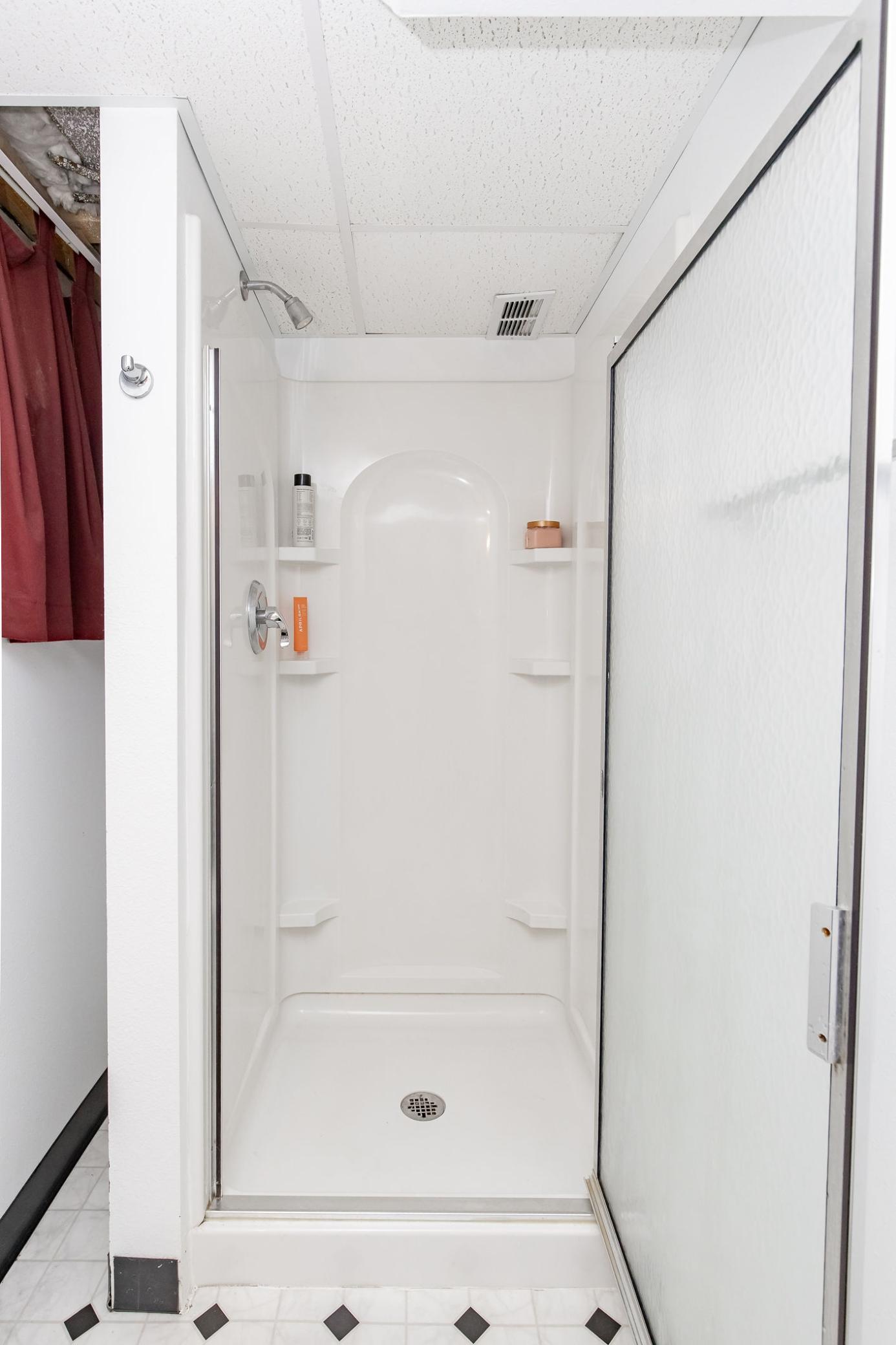 Bathroom 3- en suite to bedroom 4