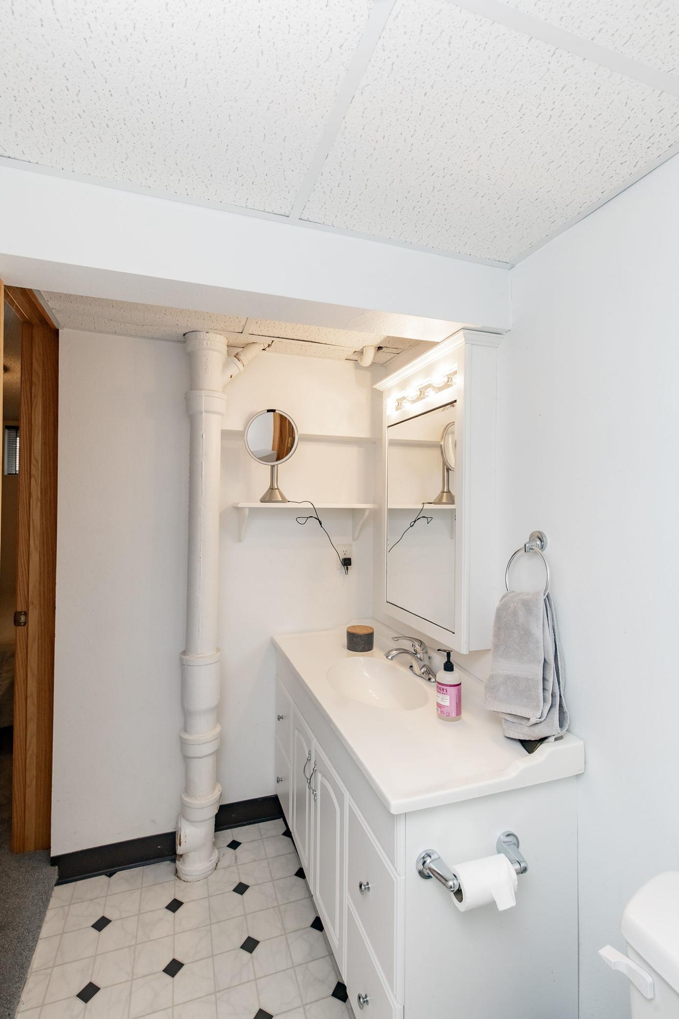 Bathroom 3- en suite to bedroom 4