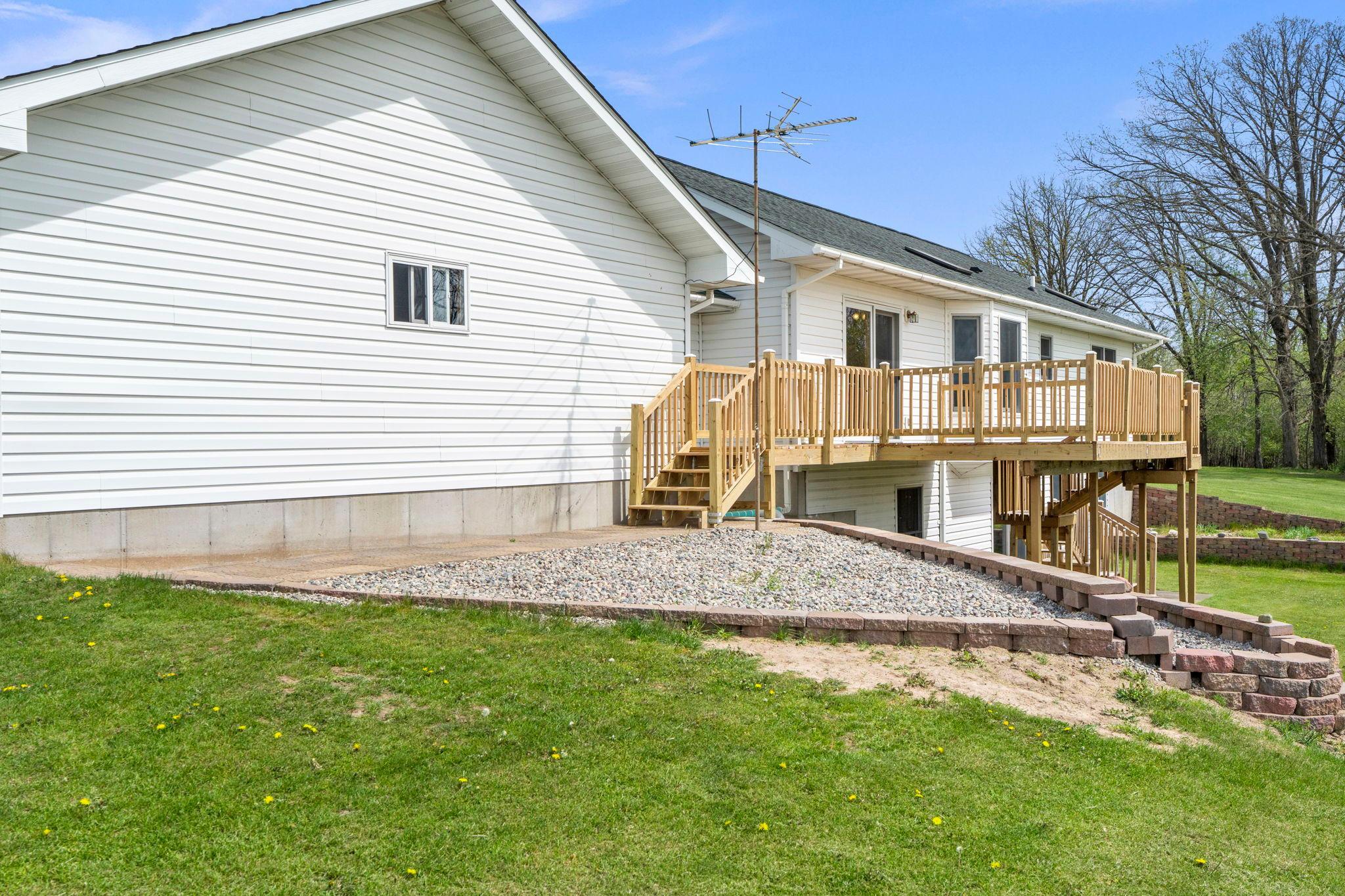 Landscaping retaining wall