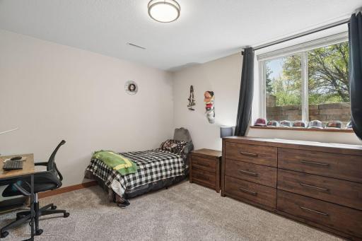 Generous sized 5th bedroom is also located in the LL.
