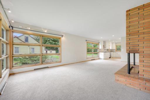 So many windows offers a light and bright living area.
