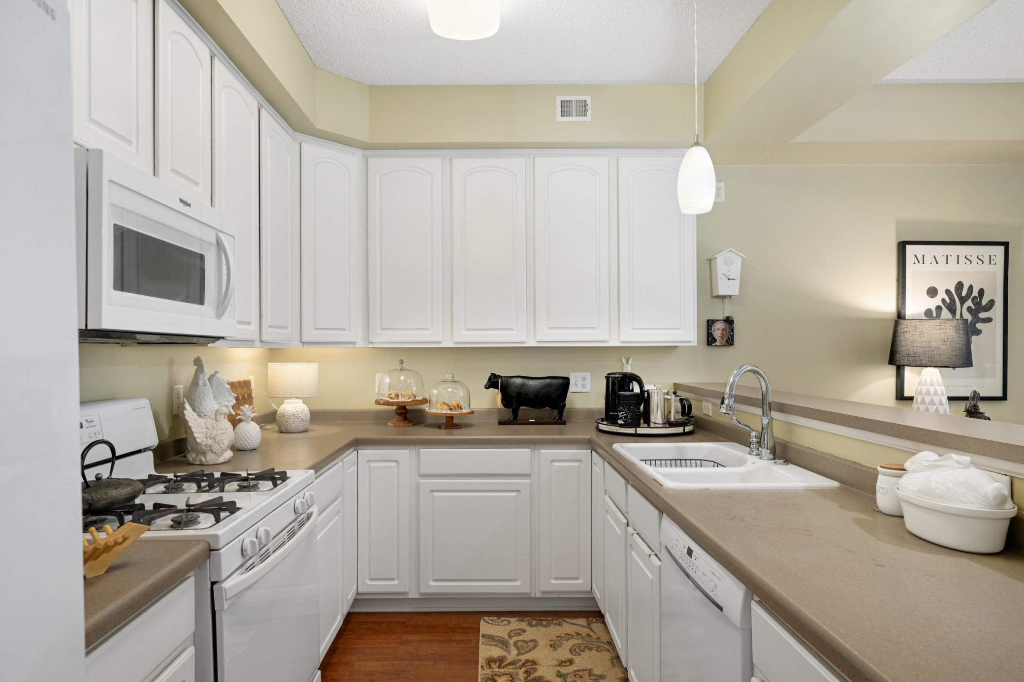 Perfect triangle appliance layout.
