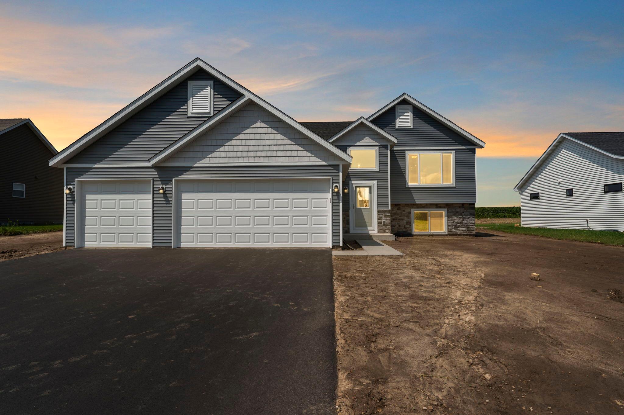1-web-or-mls-457 Delta Queen Ave-5 copy.jpg