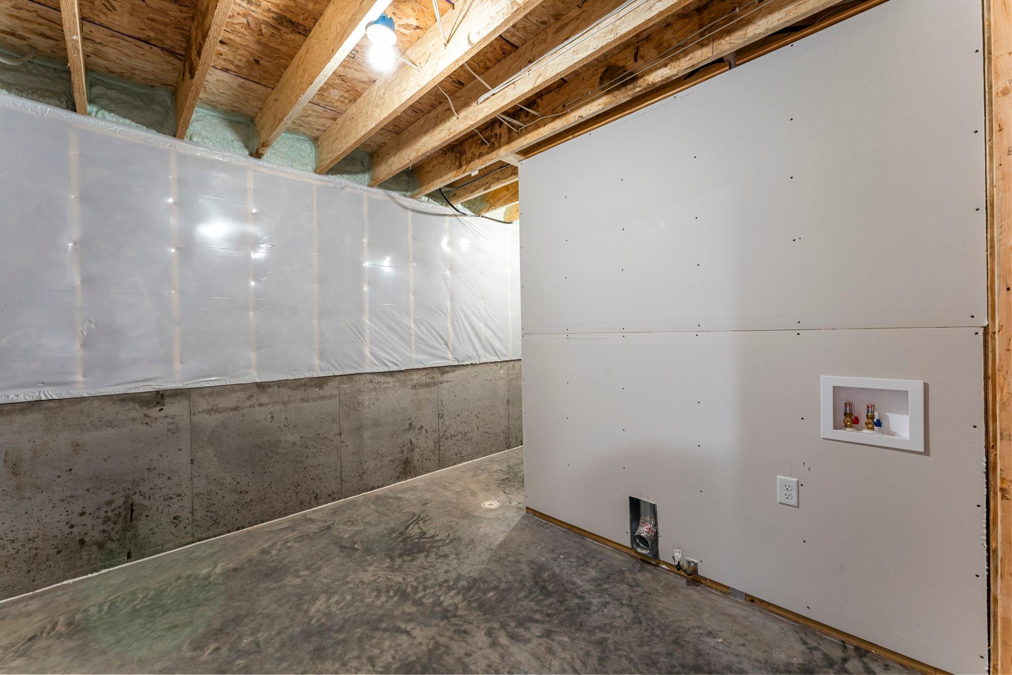 61-web-or-mls-457 Delta Queen Ave-199.jpg