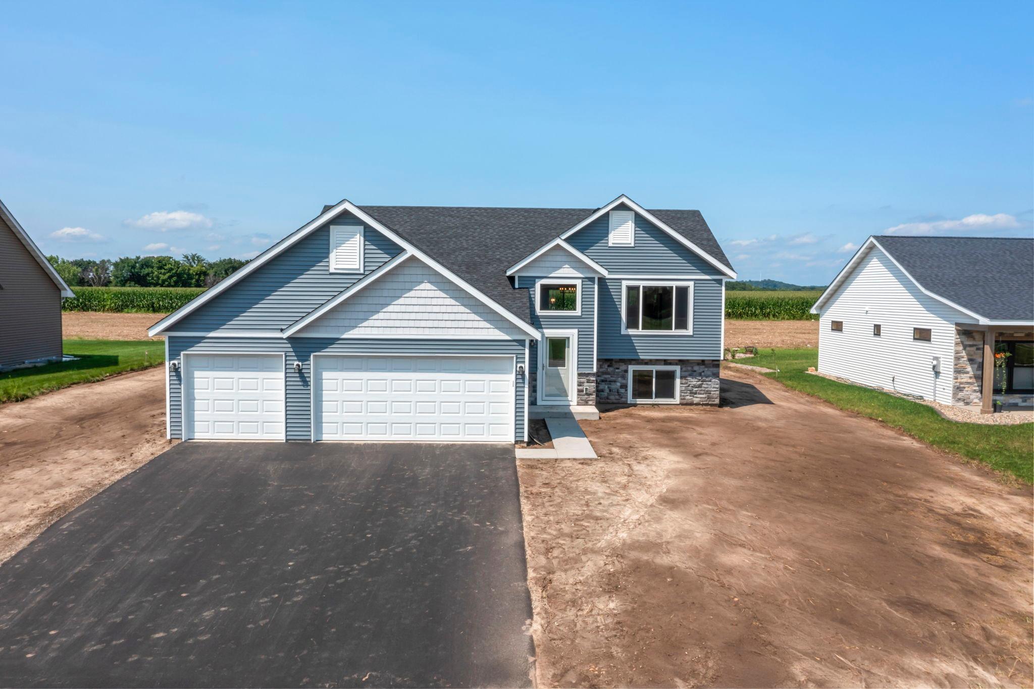 5-web-or-mls-457 Delta Queen Ave-33.jpg
