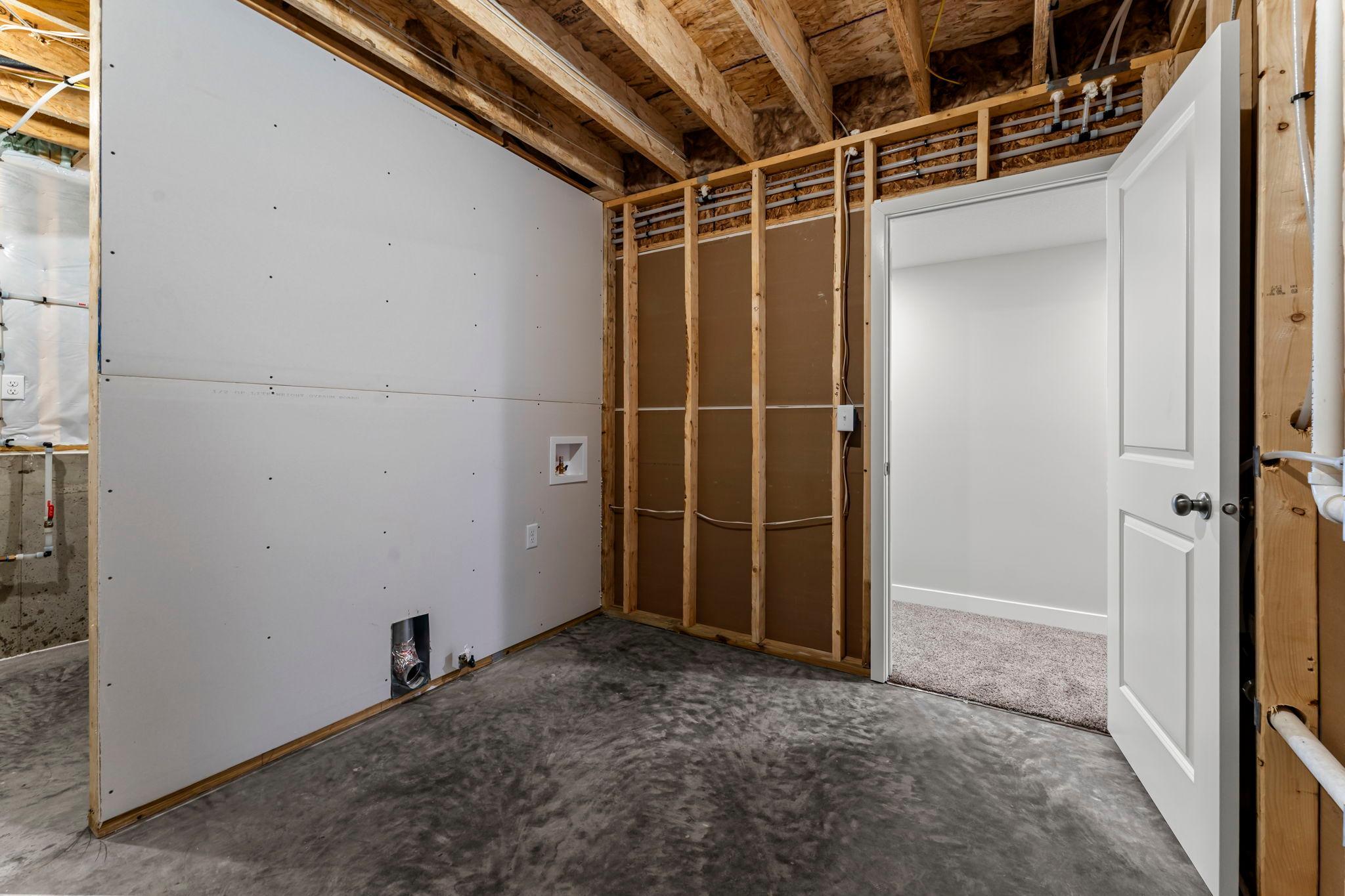 64-web-or-mls-457 Delta Queen Ave-208.jpg
