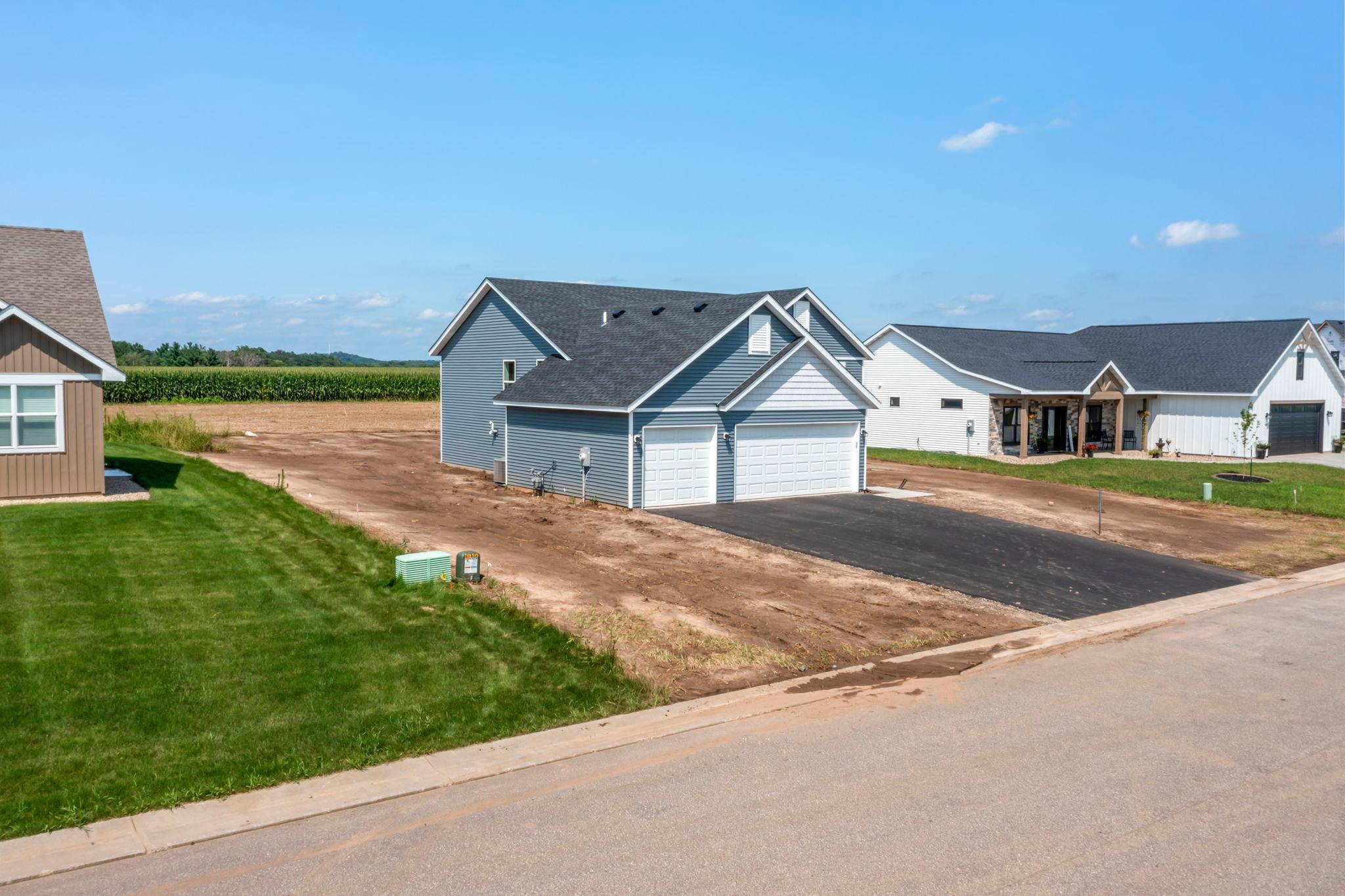 2-web-or-mls-457 Delta Queen Ave-27.jpg