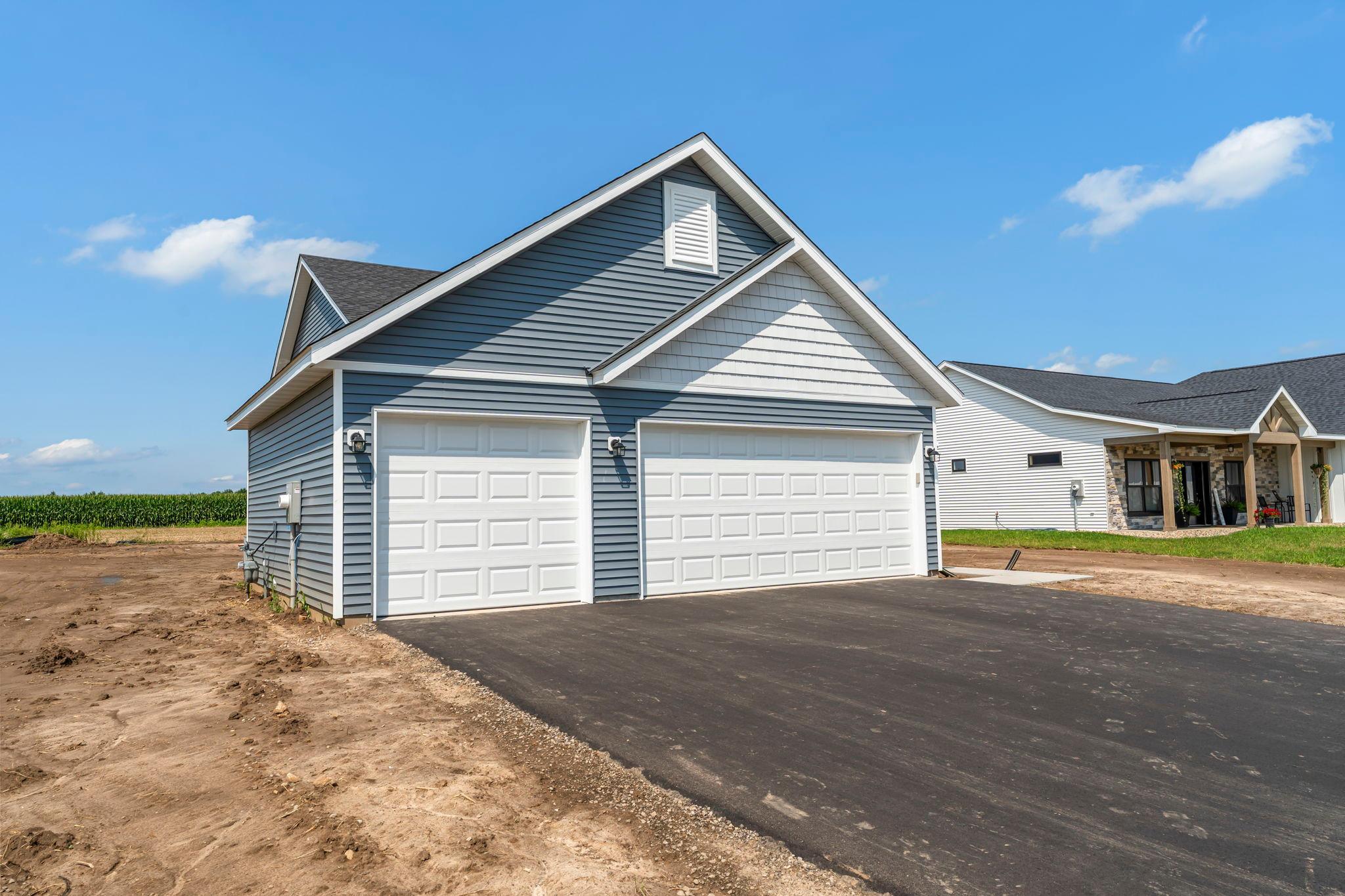 7-web-or-mls-457 Delta Queen Ave-9.jpg