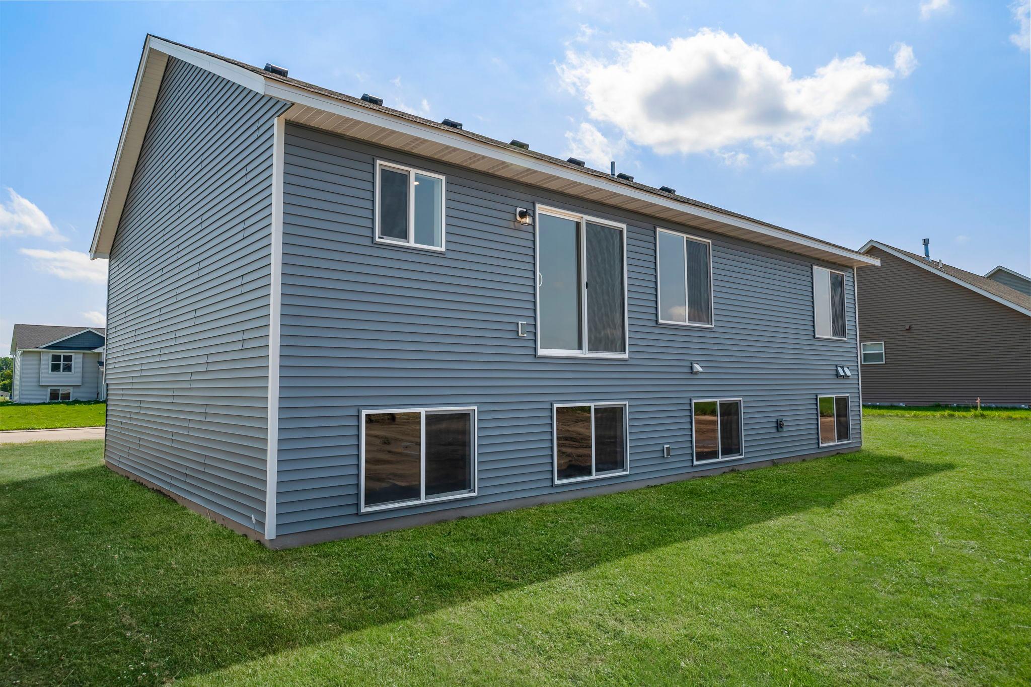 66-web-or-mls-457 Delta Queen Ave-18.jpg