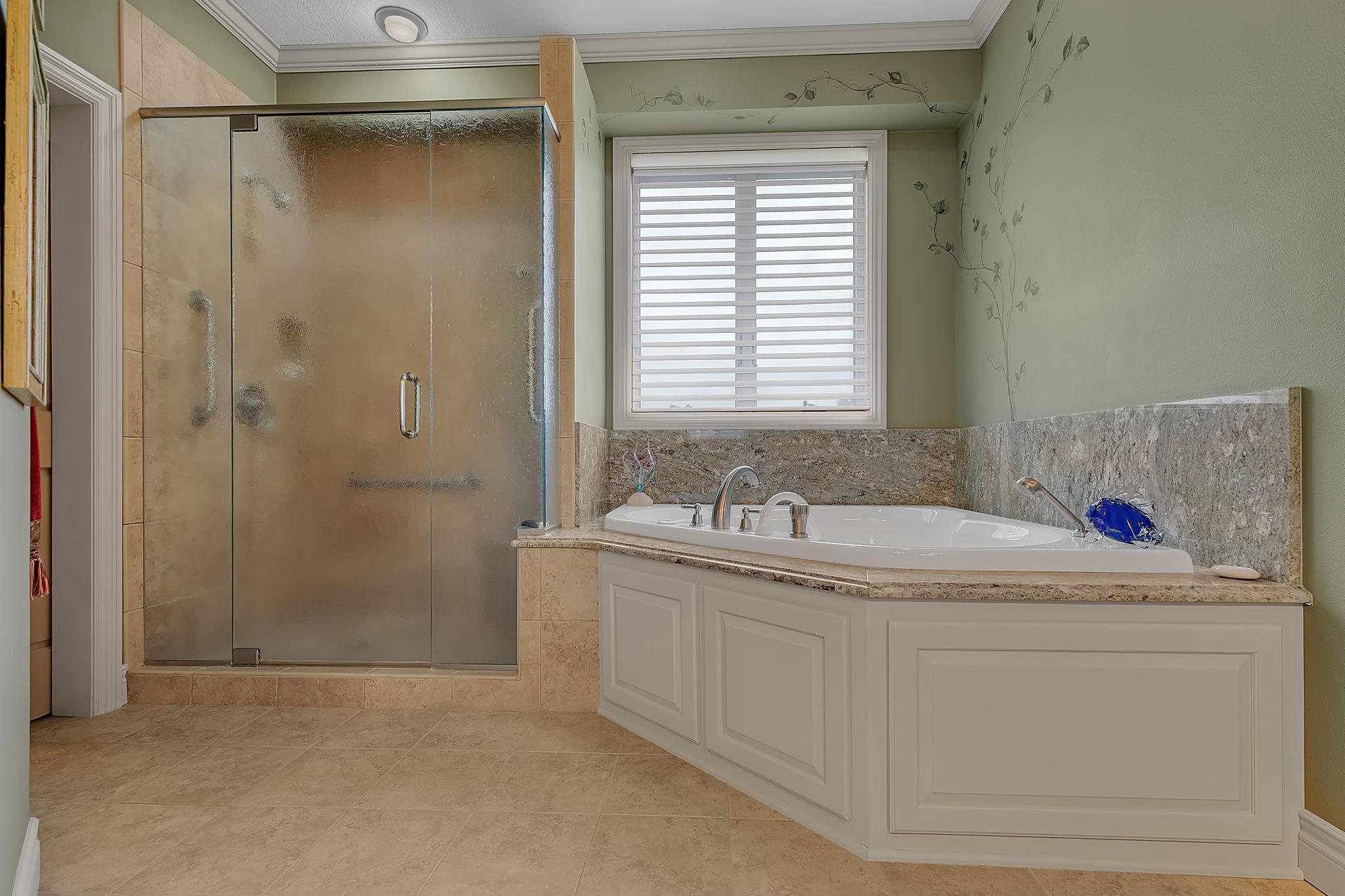 Jacuzzi tub for a spa like experience.