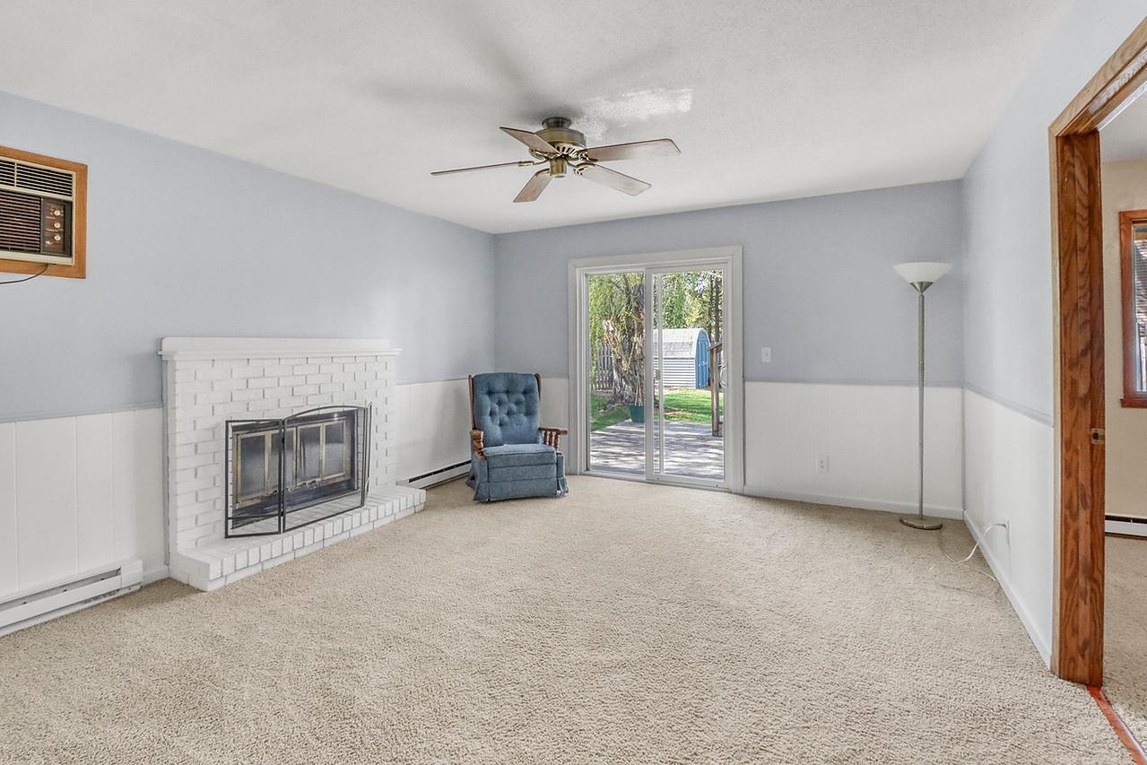 Basement Familyroom1_0-1280.JPG