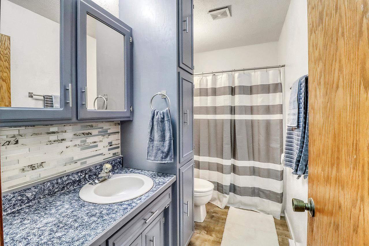 Bathroom1_0-1280.JPG