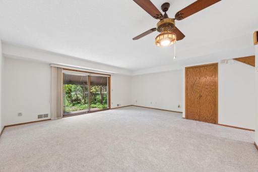 New carpet & paint throughout (2026), open concept living room & dining room space. Lots of natural sunlight, walkout level through oversized sliding glass door to backyard. Personal landscaping touches and bird feeders in back.