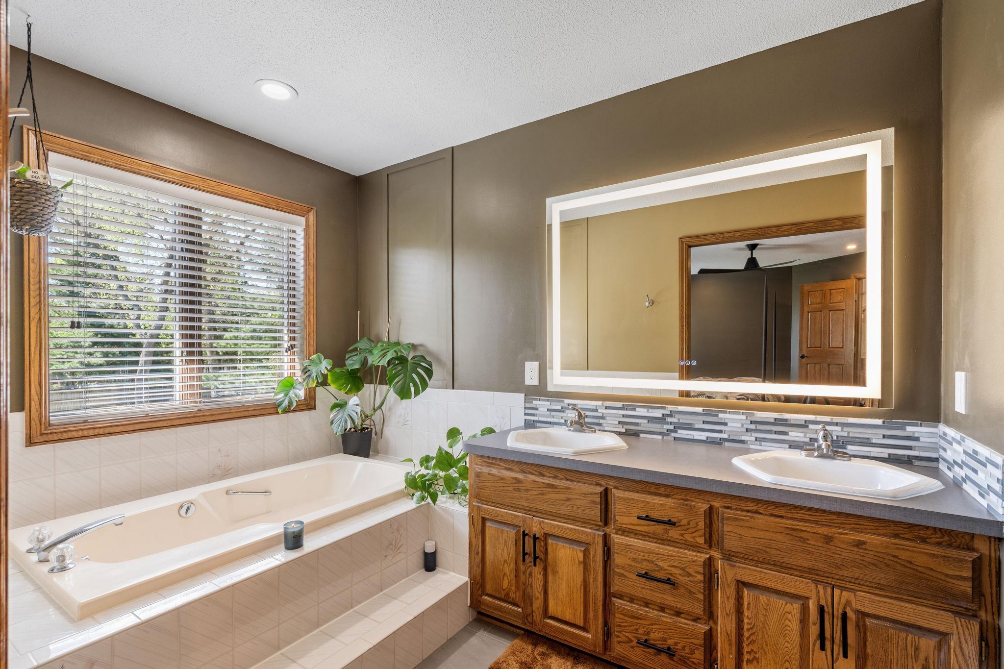 Owners Suite Full Bathroom