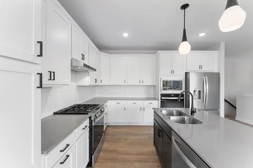 Quartz Countertop and Tile Bakspalsh