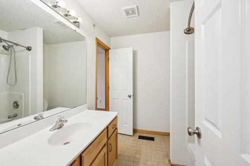 23-web-or-mls-Garland Ct N apt g-S0404-019.jpg
