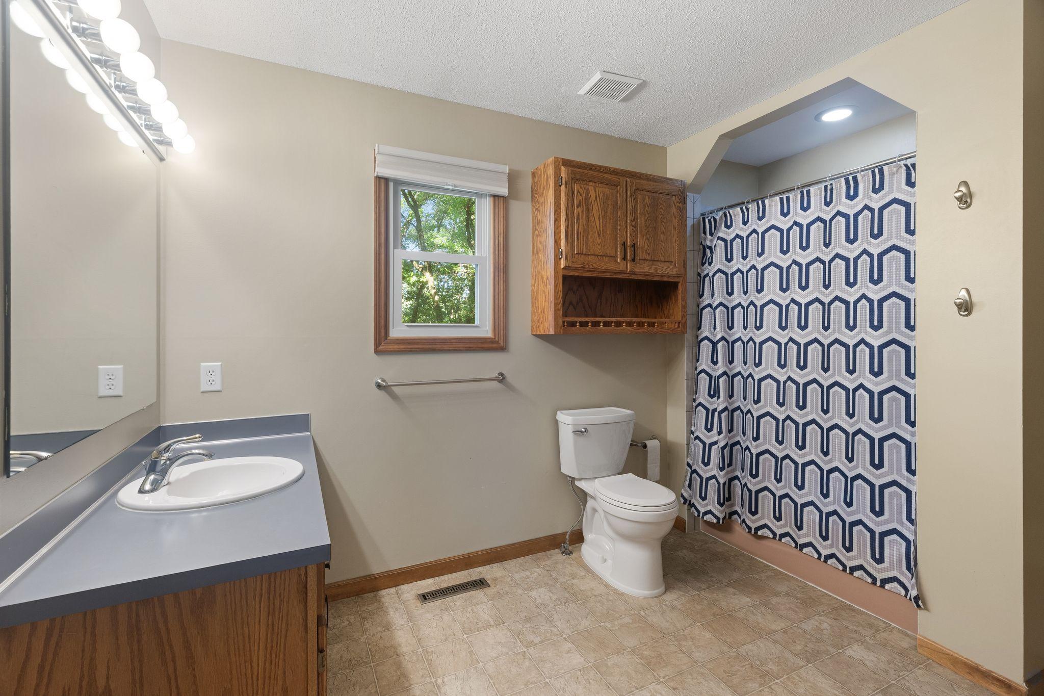 Large upper level full bath.
