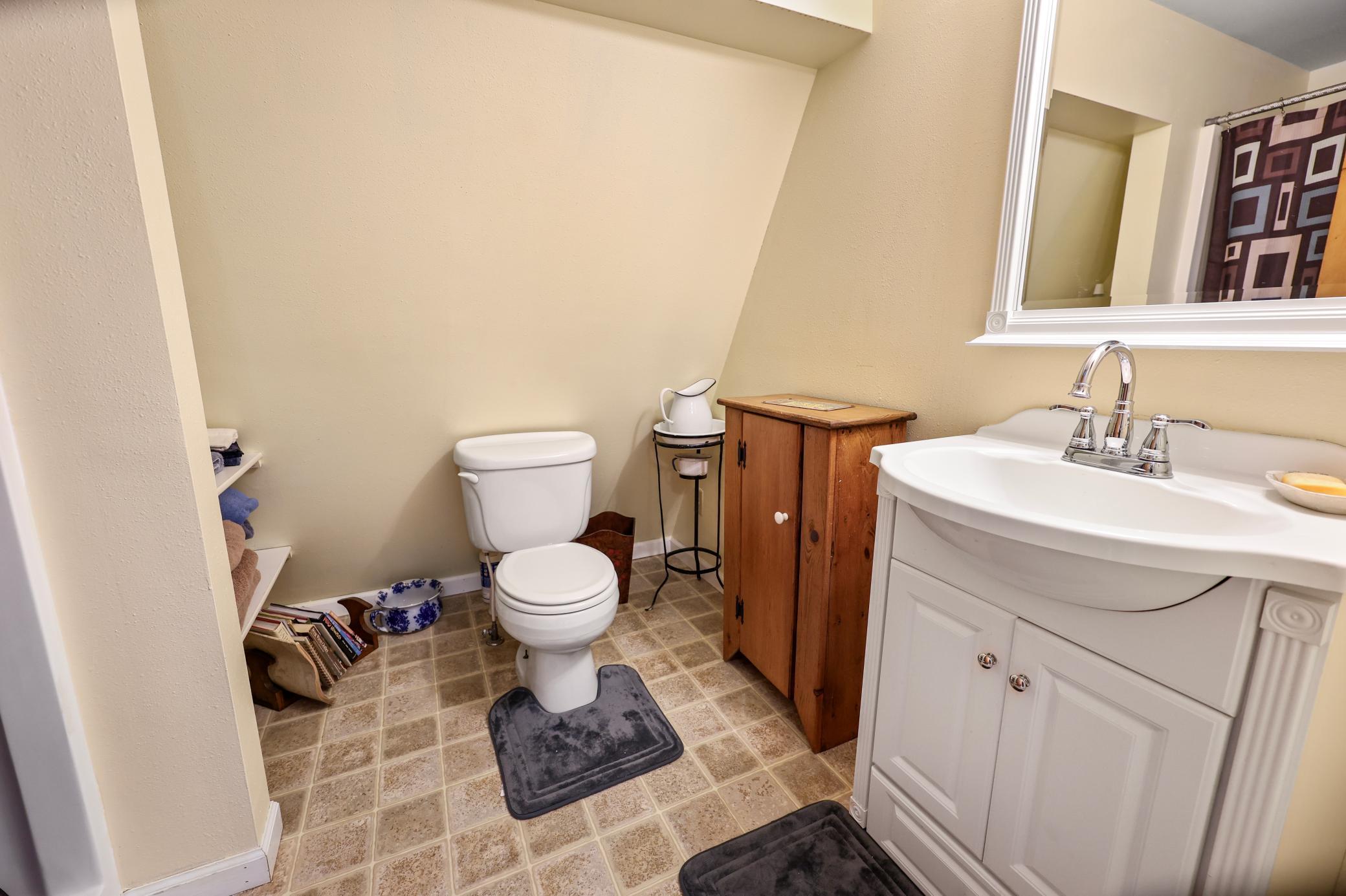 Loft Bath.JPG