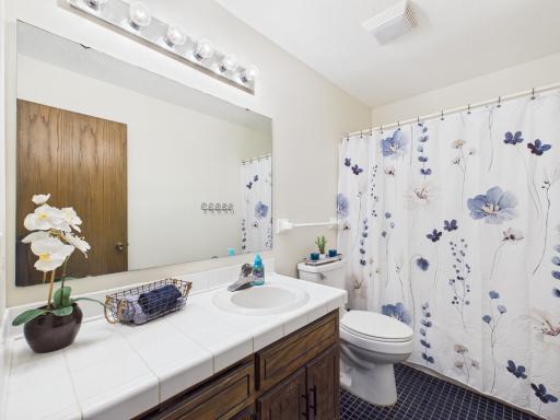 Upper-level full bathroom