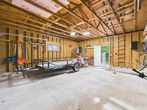 Large garage, door to the backyard