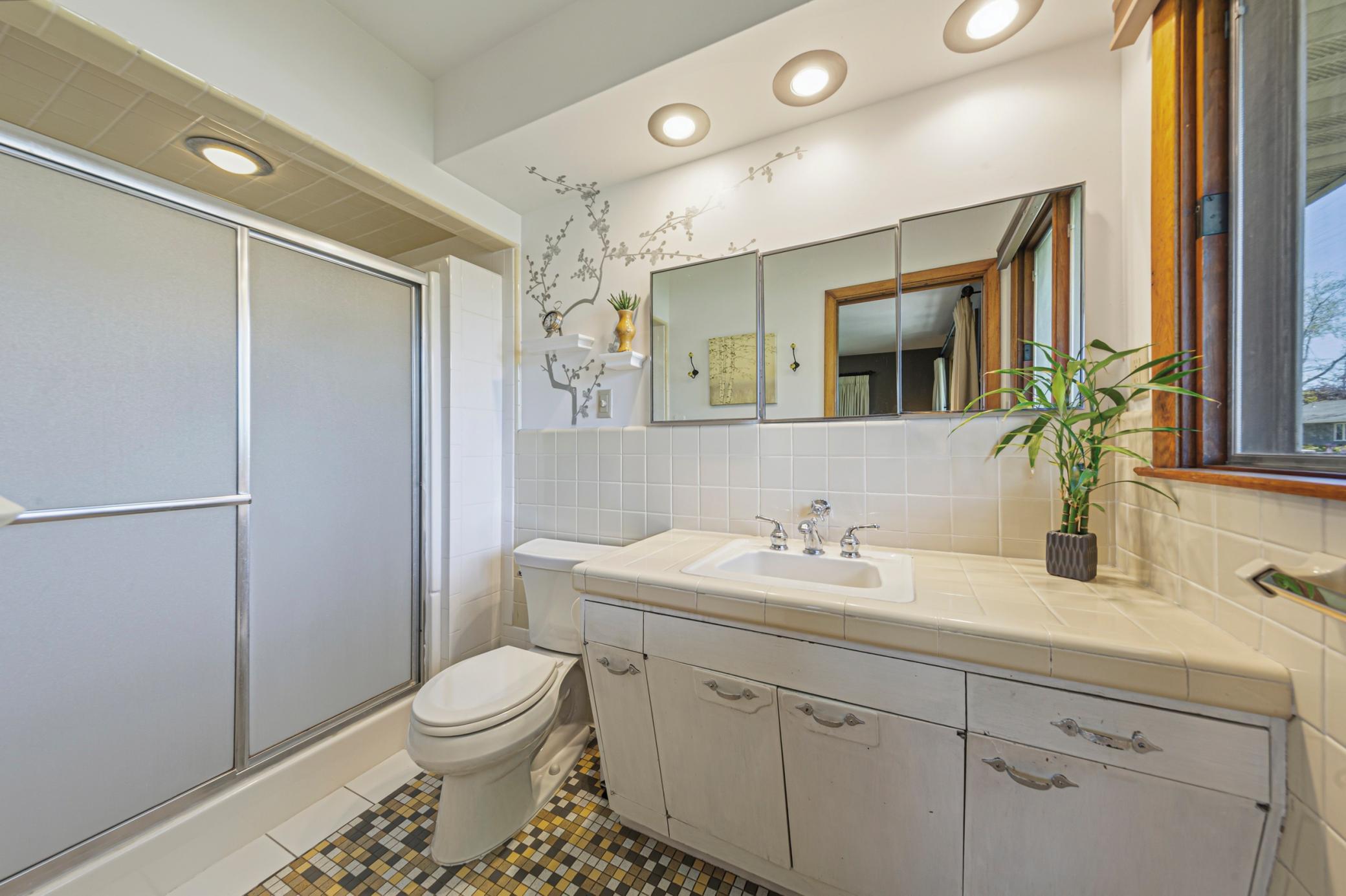 32 main bathroom.jpg
